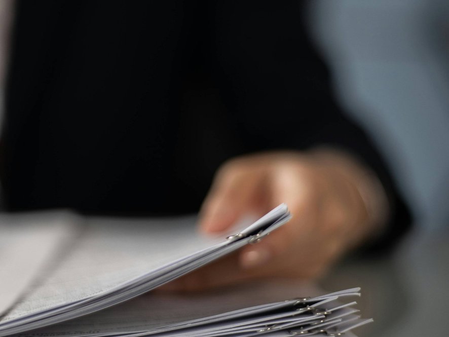 Složka papíru se sponkami